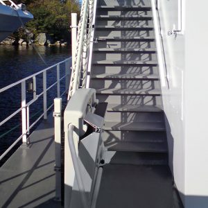 Plattformtreppenlift T80 auf dem Außendeck eines Kreuzfahrtschiffes.